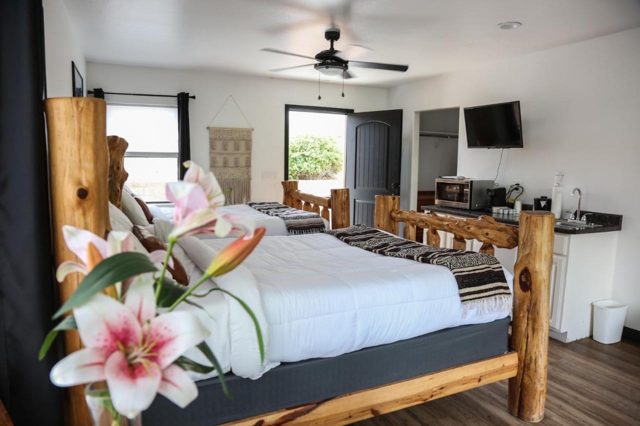 Creekside Lodge And Cabins Mayer Екстериор снимка